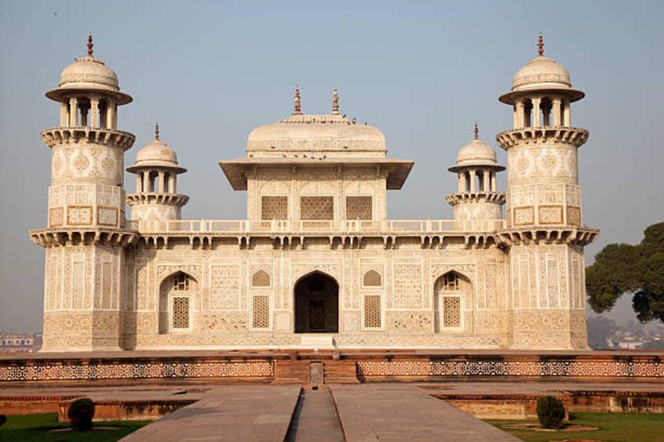 Agra fort, Baby Taj & Mehtab Bagh Express Ticket With Option - The guides and photo help: the real differentiator