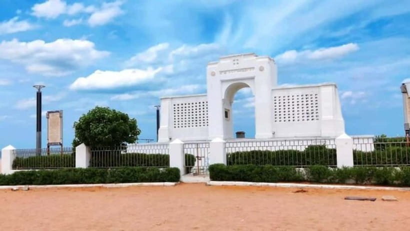 Chennai: Private Day Tour with Transportation and Tickets - Marina Beach Drive: Long Seafront Views with a Short Time Window