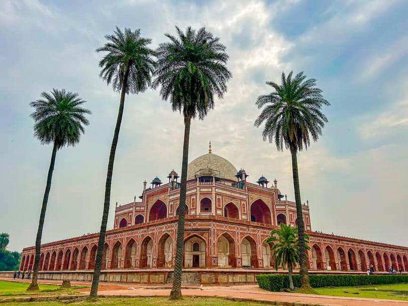 DELHI: NEW AND OLD SELF ITINERARY FULL DAY OR HALF DAY TOUR - Gurudwara Bangla Sahib: A Peaceful Place With Real Community Energy