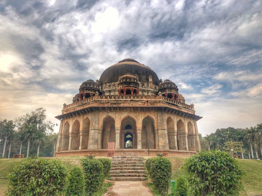 Delhi: Old and New Delhi Private Full or Half-Day Tour - Humayun’s Tomb and Bangla Sahibh: the architecture-to-culture pivot