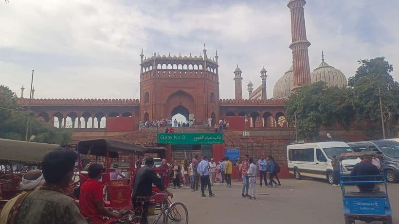 Delhi: Old Delhi City Tour with Tuk-Tuk Ride & Street Food - Chandni Chowk Spice Markets: Shopping That Feels Like a Lesson