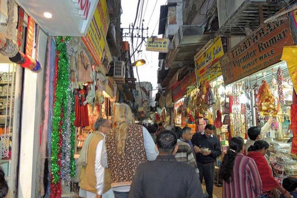 Delhi: Old & New Delhi Private Full Day or Half Day Tour - Gurudwara Bangla Sahib: holy water beliefs and the community kitchen