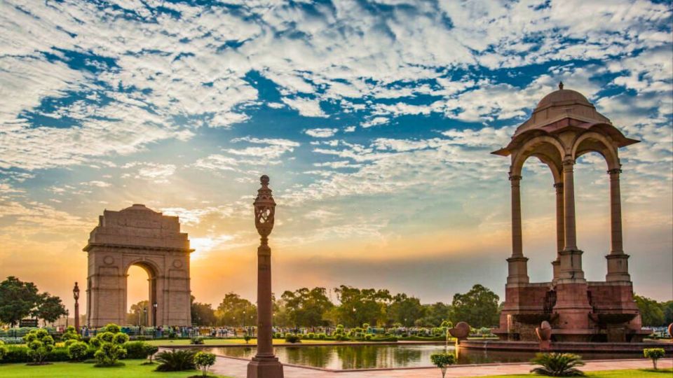Delhi: Old & New Delhi Private Guided Full or Half-Day Tour - Red Fort from the outside: photos without the time sink