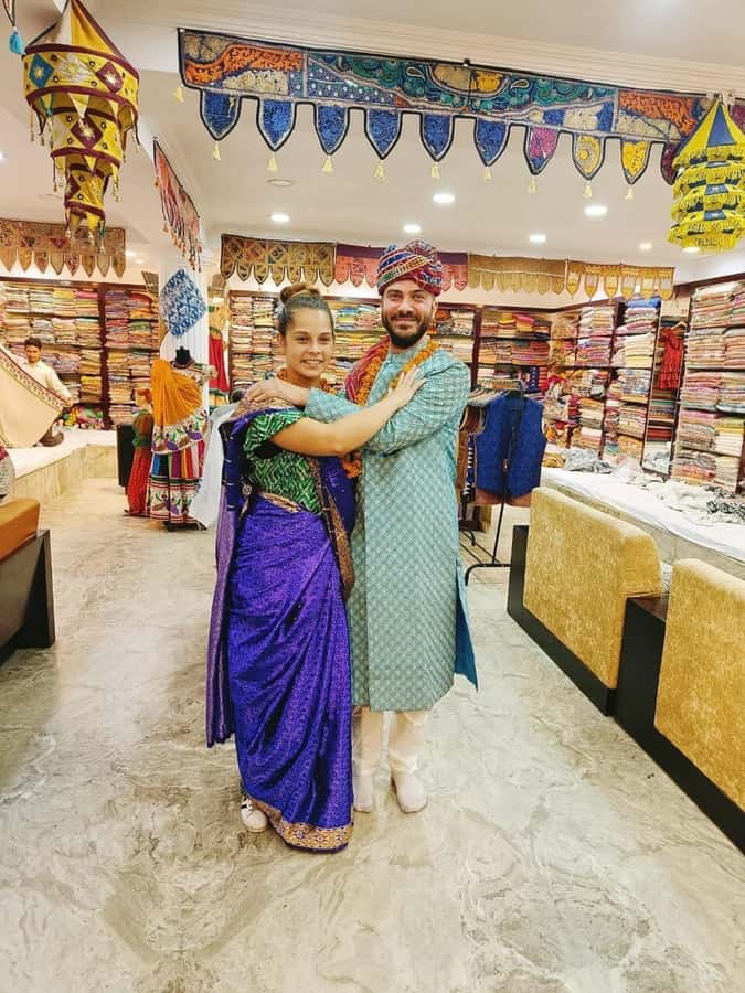 Delhi: Private Shopping Tour with Guide and Transfer - Choosing your stops: one market or all three
