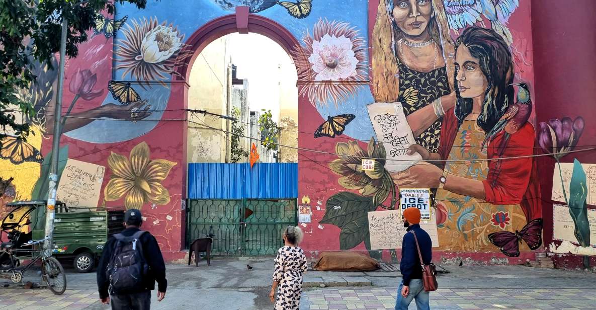 Delhi Street Art Tour: Explore the Murals & Visit a Stepwell - Getting Oriented at Golden Bakery and the Quick Ride That Helps