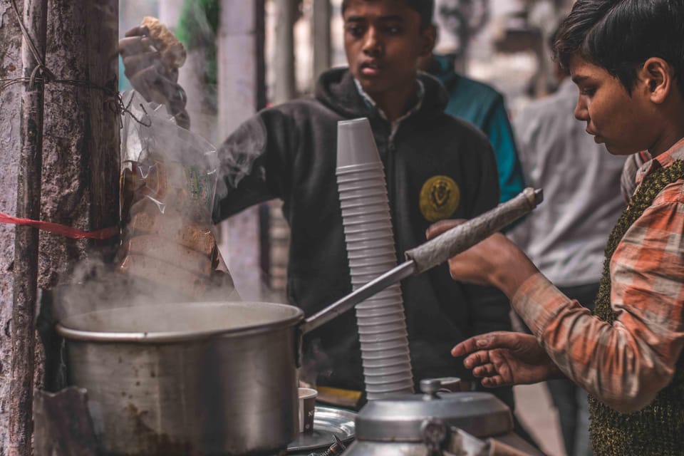 Discover Old Delhi: 3-Hour group tour with pick-up & drop - Naughara photo stop and quick shopping time