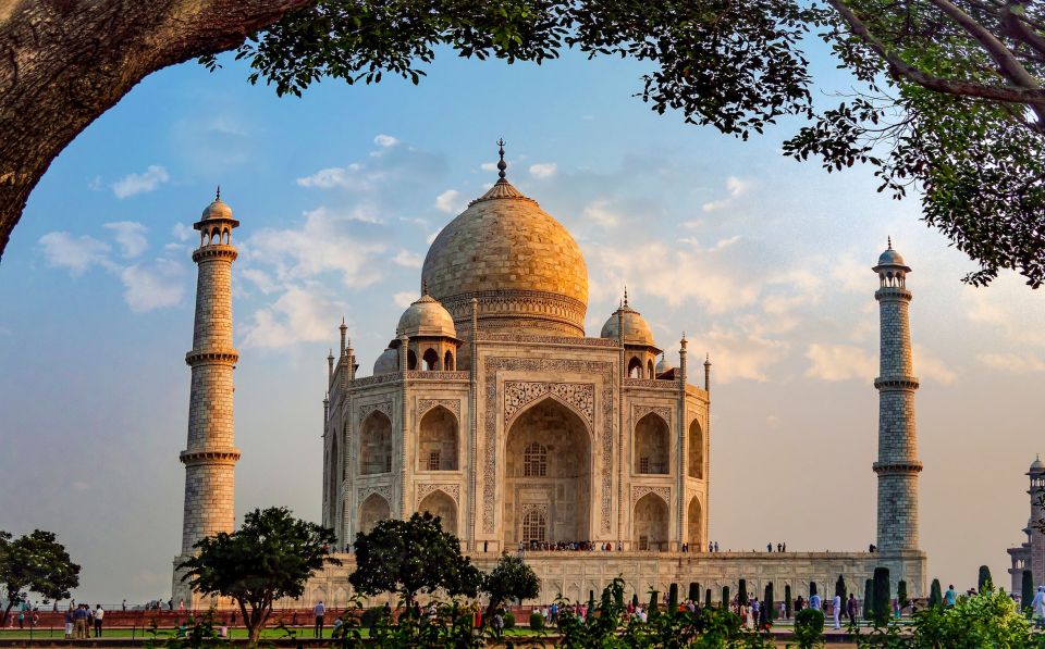 From Delhi: 5-Day Tiger Safari & Golden Triangle Tour - Delhi monuments: India Gate to Qutb Minar with a guide at your shoulder