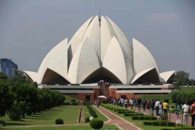 From Delhi: Private 4-Day Golden Triangle Luxury Tour - Day 1 in Delhi: Qutub Minar, Lotus Temple, India Gate, and a stepwell reset