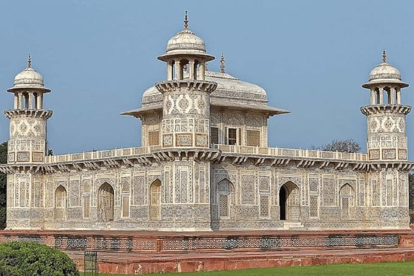 From Delhi: Taj Mahal & Agra With Fatehpur Sikri Day Tour - Fatehpur Sikri: reading the abandoned Mughal capital