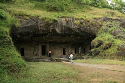 From Mumbai: Half-Day Elephanta Caves Tour with Ferry Ride - Cave 1 and the Trimurti: the 20-foot wow moment