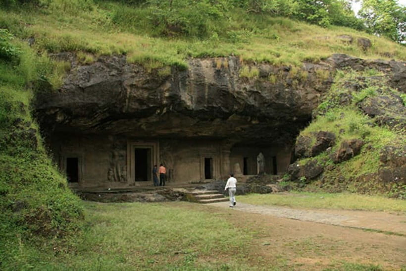 From Mumbai: Half-Day Elephanta Caves Tour with Ferry Ride - Cave 1 and the Trimurti: the 20-foot wow moment