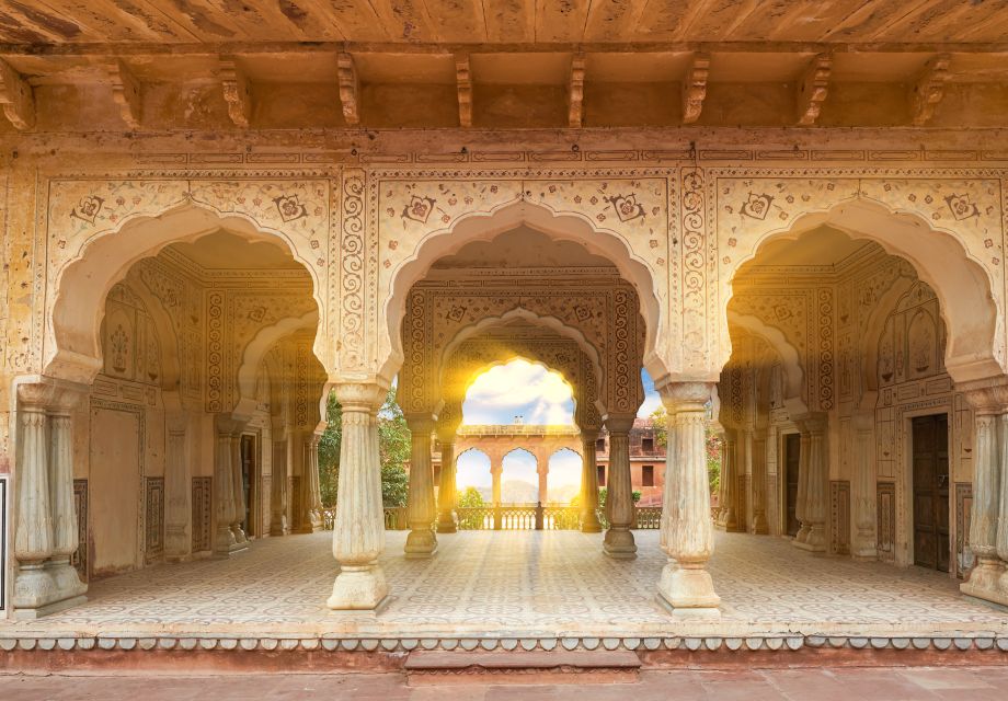 Jaipur Amer Fort, Jal Mahal & Stepwell Private Half-Day Tour - Amer Fort: Sheesh Mahal, Pol gateways, and the Lake Maota payoff