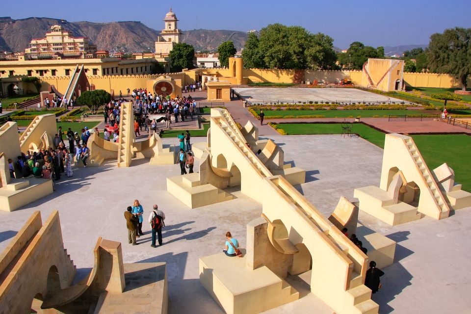 Jaipur City Tour: City Palace, Jantar, Hawa & Jal Mahal - Hawa Mahal: 953 Windows, Honeycomb Facade, and a Photo Stop Done Right