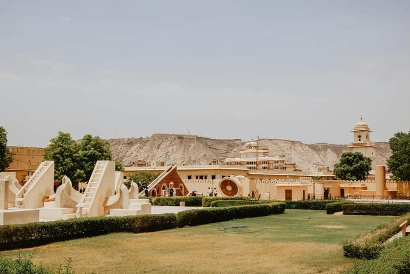 Jaipur: Full-Day City Tour with Car, Guide & Skip-the-Line - Lunch at a local restaurant, built into the flow