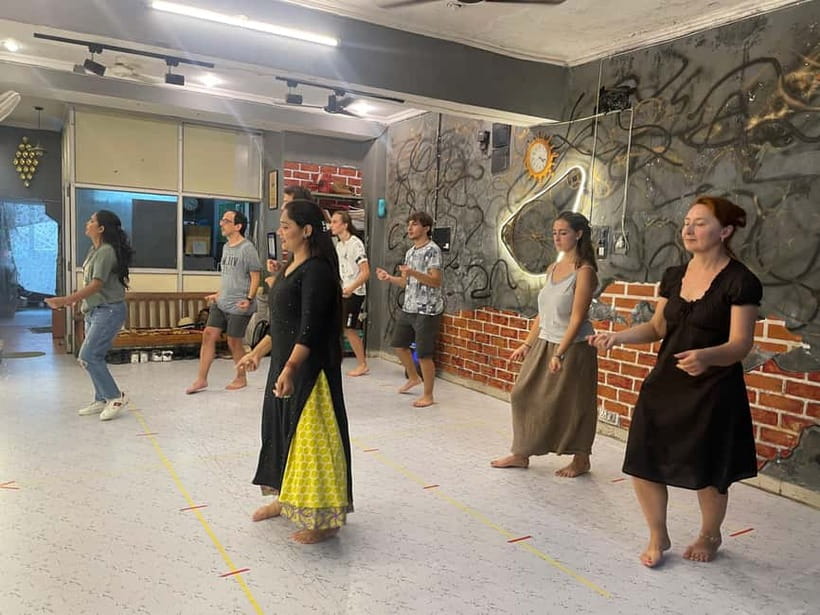Jaipur: Namaste Bollywood l Dance like a Star - The class flow: warm-up, lyrics, and “music and off music” practice