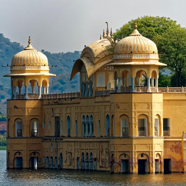 Jaipur: Private Full-Day City Tour by Tuk-Tuk or Car - City Palace: royal power turned into a museum visit