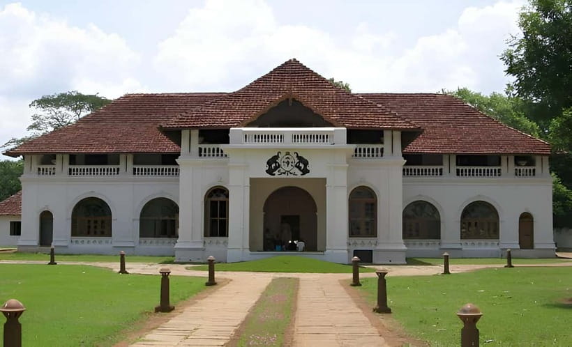 Kochi: Cruise on the Spice and Silk Routes - Islands and shipyard views along Kochi’s Spice and Silk shoreline