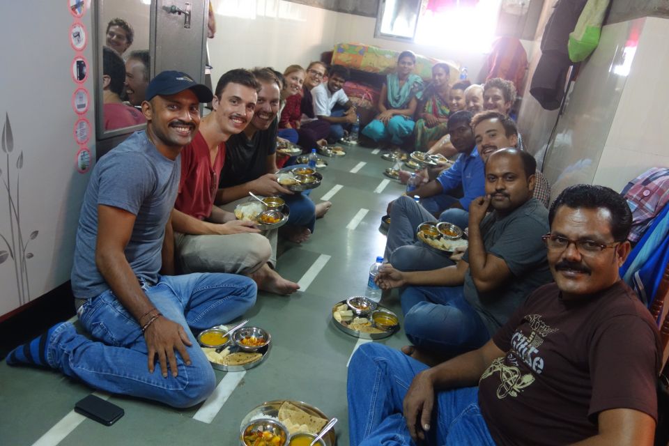 Mumbai: Dharavi Slum Walking Tour with Options - Two ways to round it out: family lunch or an art-focused street walk