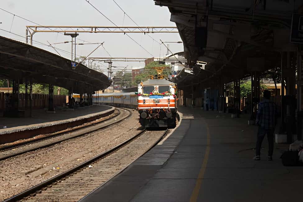 Same Day Taj Mahal Tour from Delhi by Gatimaan Express Train - Getting picked up in New Delhi and arriving on time