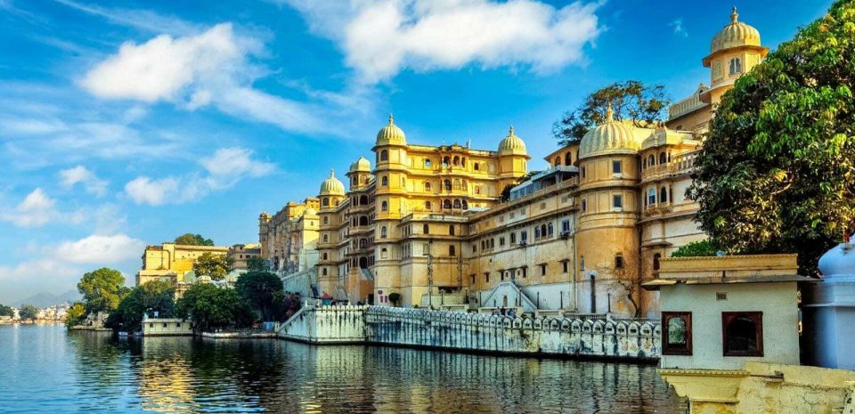 Udaipur: City Palace Museum Tour and Lake Pichola Boat Tour - Inside Udaipur’s City Palace: how a guide changes everything